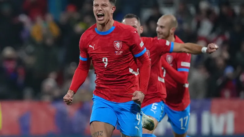 Adam Hložek se raduje z branky