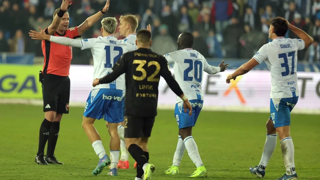 Protestující hráči Baníku Ostrava v utkání proti Slavii