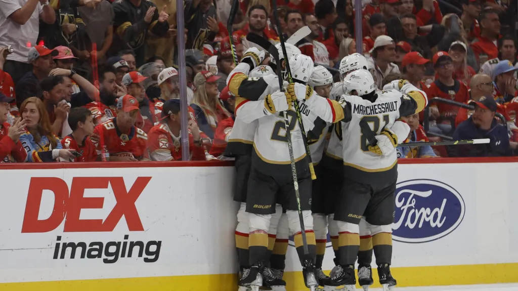Hokejisté Vegas Golden Knights se radují z gólu