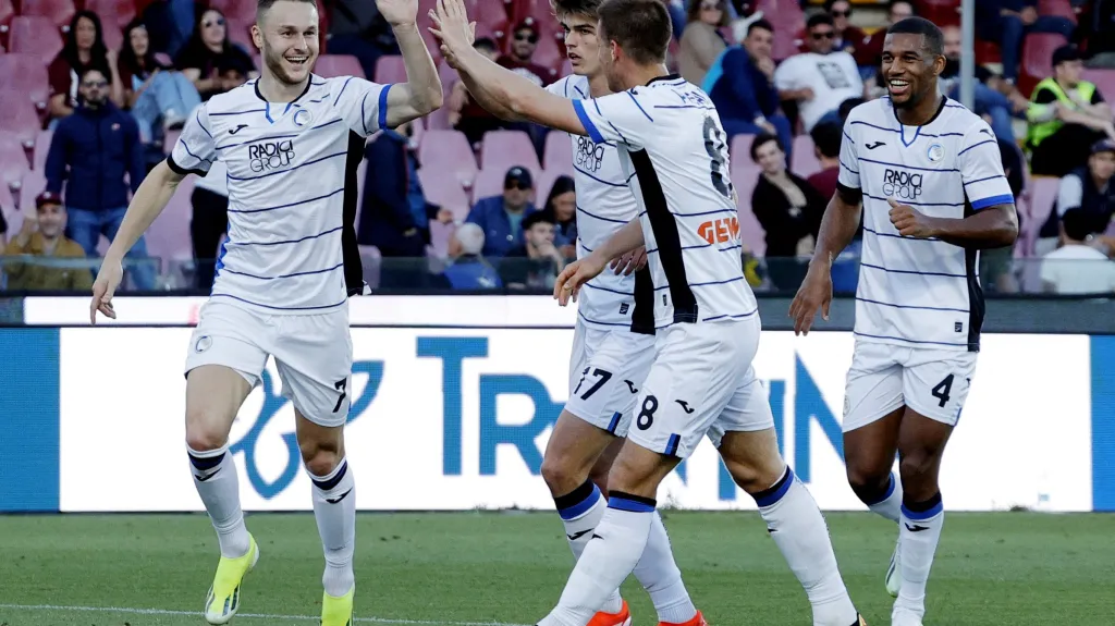 Fotbalisté Bergama oslavují gól v Serii A