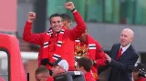 Robin Van Persie se trofeje v Anglii dočkal