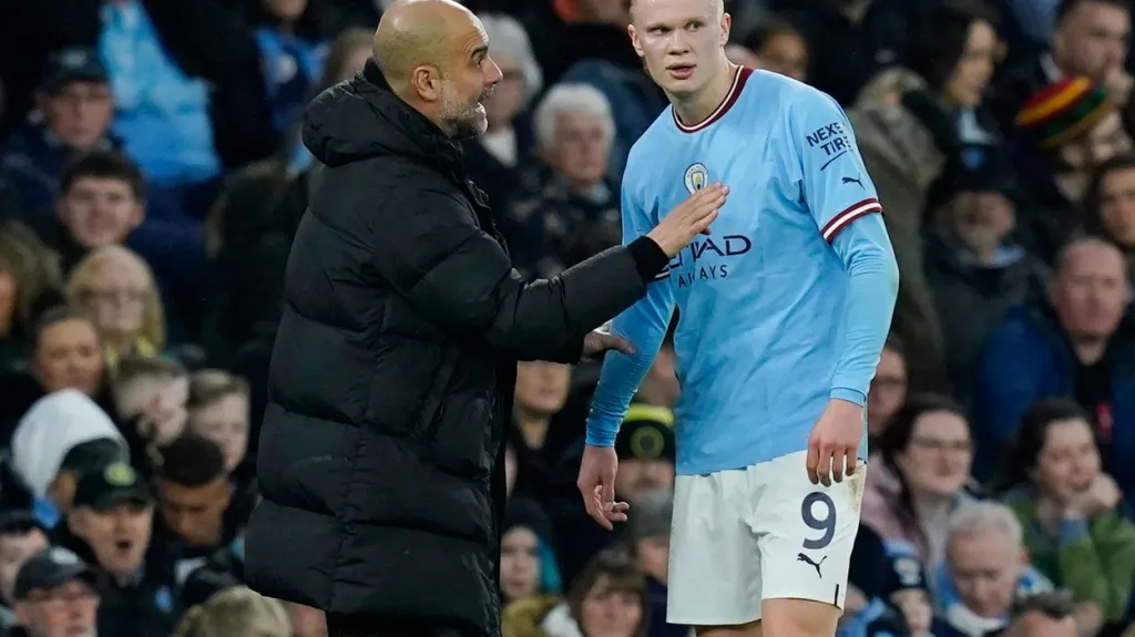 Trenér Manchesteru City Pep Guardiola v diskuzi s Erlingem Haalandem