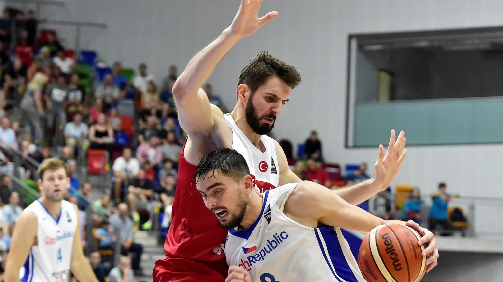 Tomáš Satoranský v utkání s Tureckem 