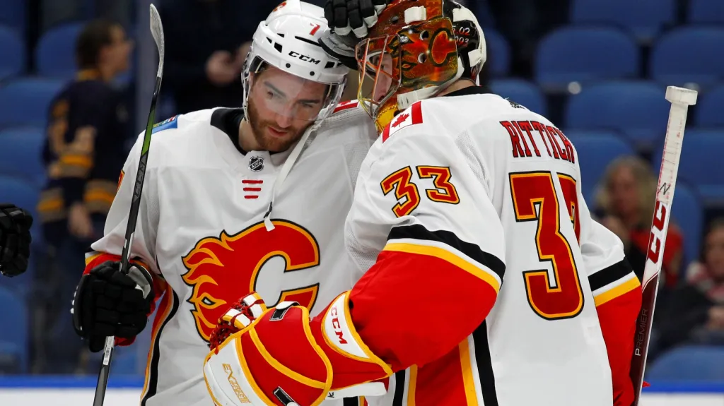 Brankář David Rittich slaví výhru Calgary