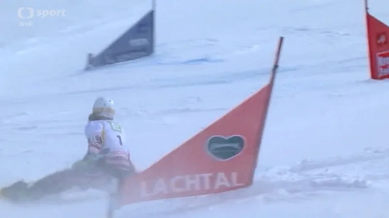 Vyřazovací jízdy Ledecké v obřím slalomu a její pád