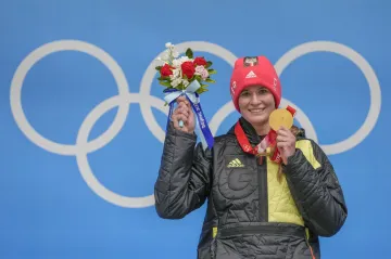 Natalie Geisenbergerová se zlatou olympijskou medailí