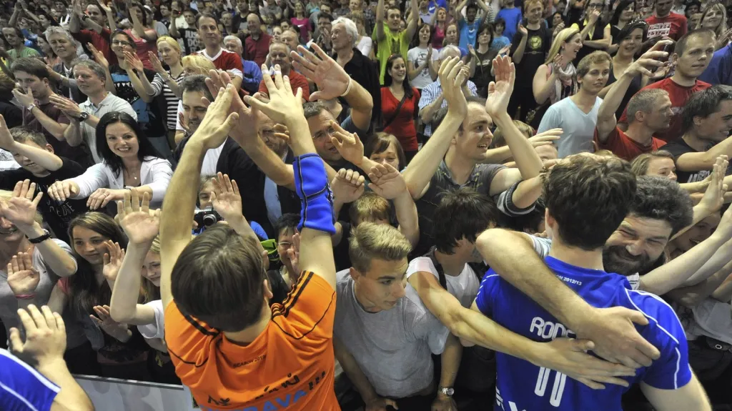 Ostravští volejbalisté se radují s fanoušky