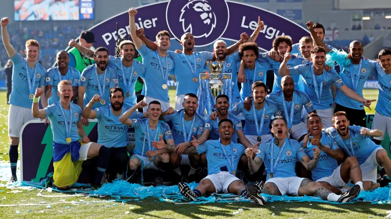 Fotbalisté Manchesteru City se radují z mistrovského titulu v sezoně 2018/19