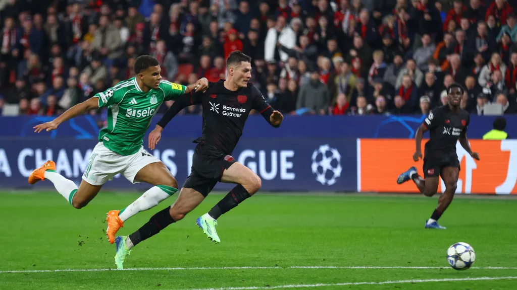 Patrik Schick a Malick Thiaw v utkání Leverkusenu s Newcastlem