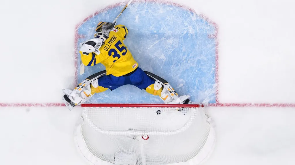 Linus Ullmark dostává gól v zápase s USA