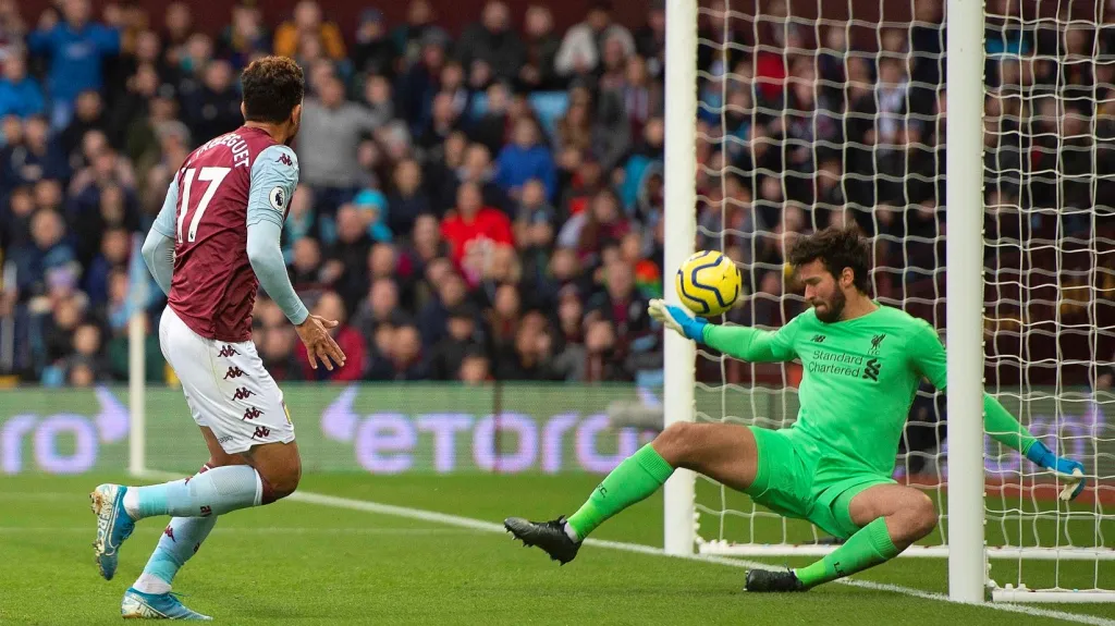 Trézéguet dává gól do sítě Liverpoolu