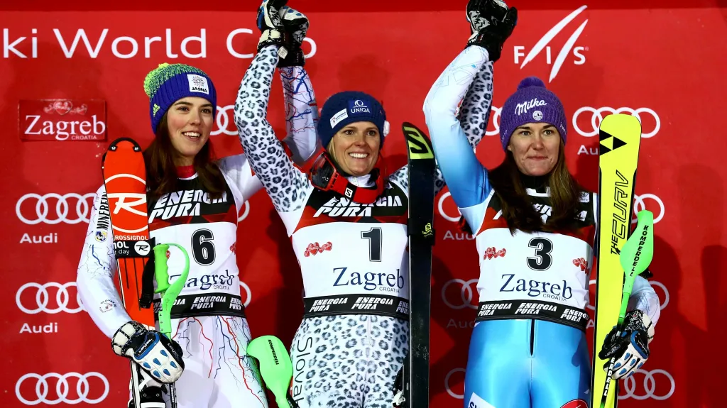 Stupně vítězů slalomu v Záhřebu: Zprava třetí Šárka Strachová, vítězka Veronika Velez Zuzulová a druhá Petra Vlhová