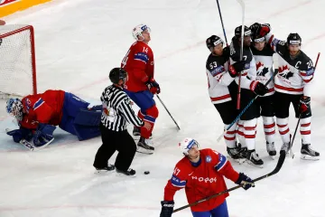 Hokejisté Kanady se radují z gólu v síti Norska