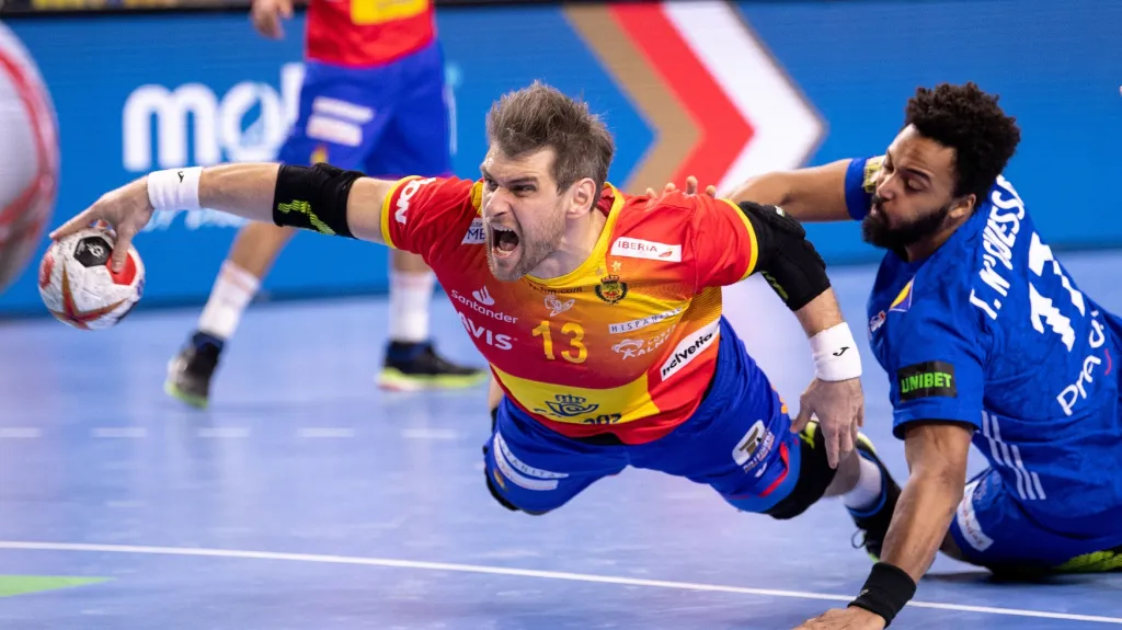 Španělský pivot Julen Aguinagalde proti N'Guessanovi