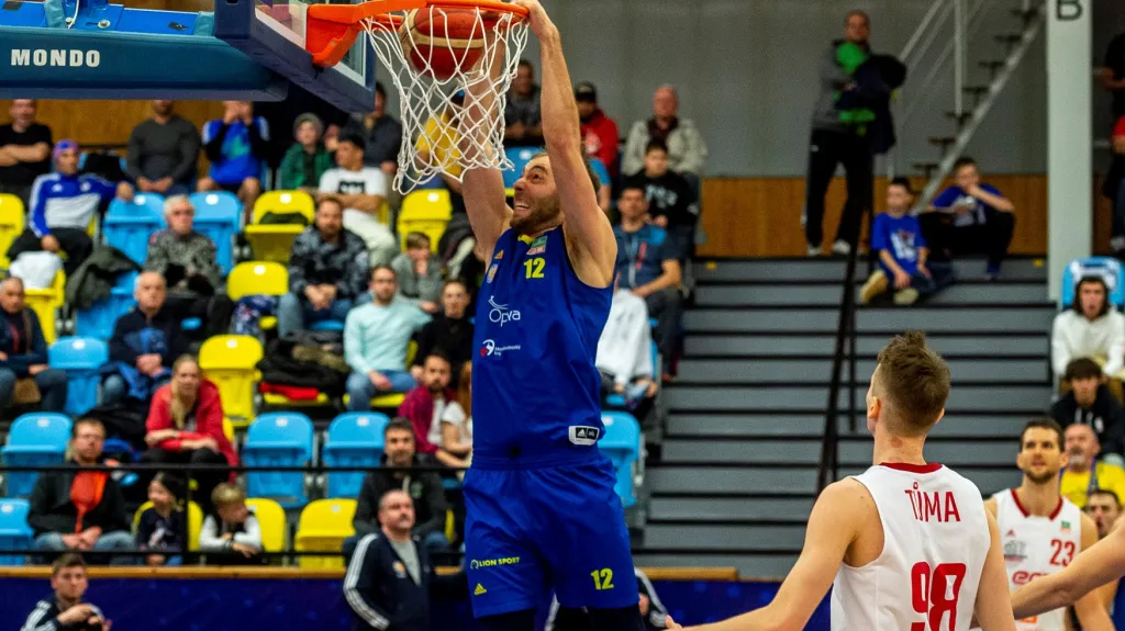 Opavský basketbalista Miroslav Kvapil smečuje proti Nymburku