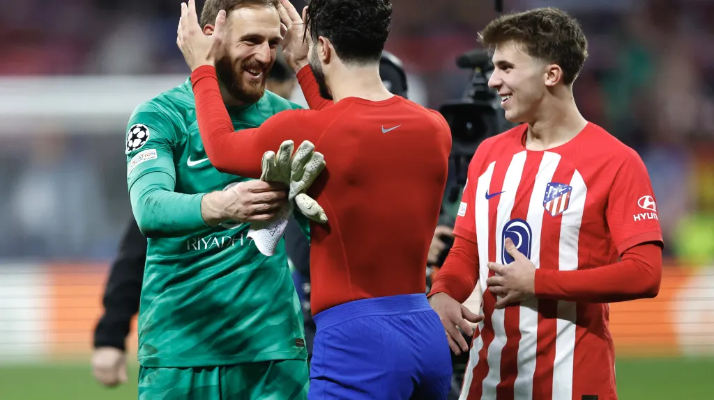 Jan Oblak přijímá gratulace od spoluhráčů z Atlética