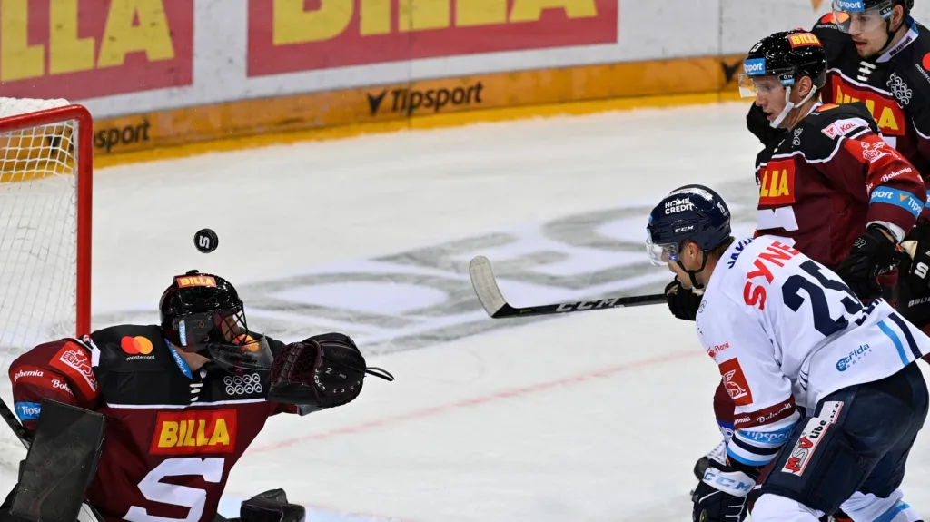 Brankář Sparty Matěj Machovský zakročuje proti Liberci