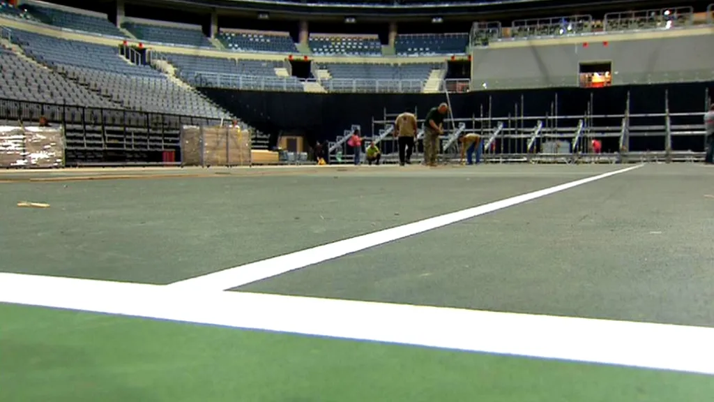 Stavba kurtu na semifinále Davis Cupu