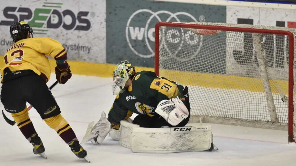 Matouš Menšík z Jihlavy překonává Jakuba Málka ze Vsetína