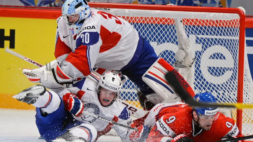 Norský gólman padá přes Milana Michálka