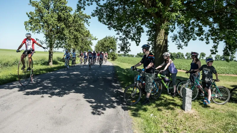 Josef Zimovčák zdraví děti během cyklotour Na kole dětem