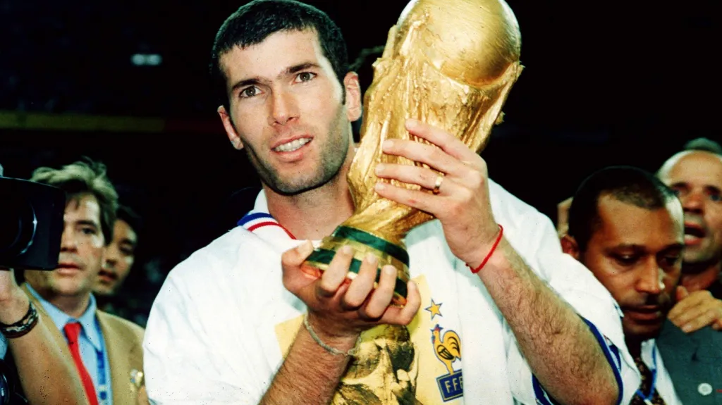 Zinedine Zidane v roce 1998 pózuje s trofejí pro mistra světa