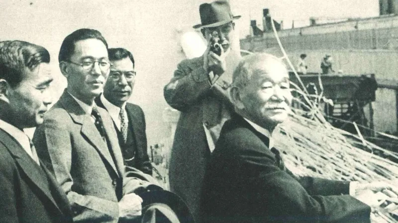 Džigoró Kanó (vpravo)