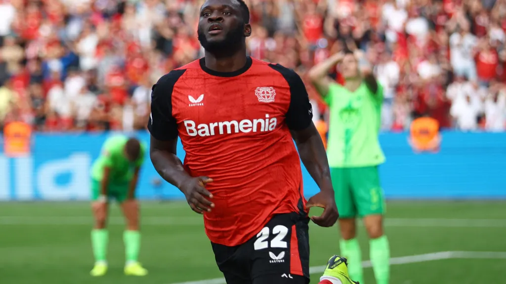 Victor Boniface z Leverkusenu se raduje z gólu