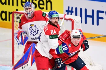 Brankář Karel Vejmelka přihlíží souboji v utkání proti Norsku