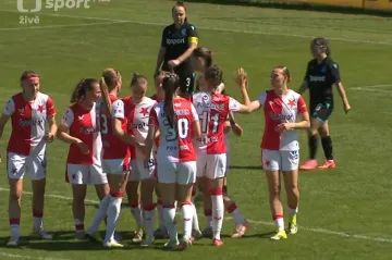 Fotbalistky Slavie se radují po gólu v brance Plzně