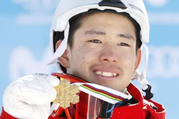 Japonec Ikuma Horišima se zlatou medailí z MS za jízdu v boulích