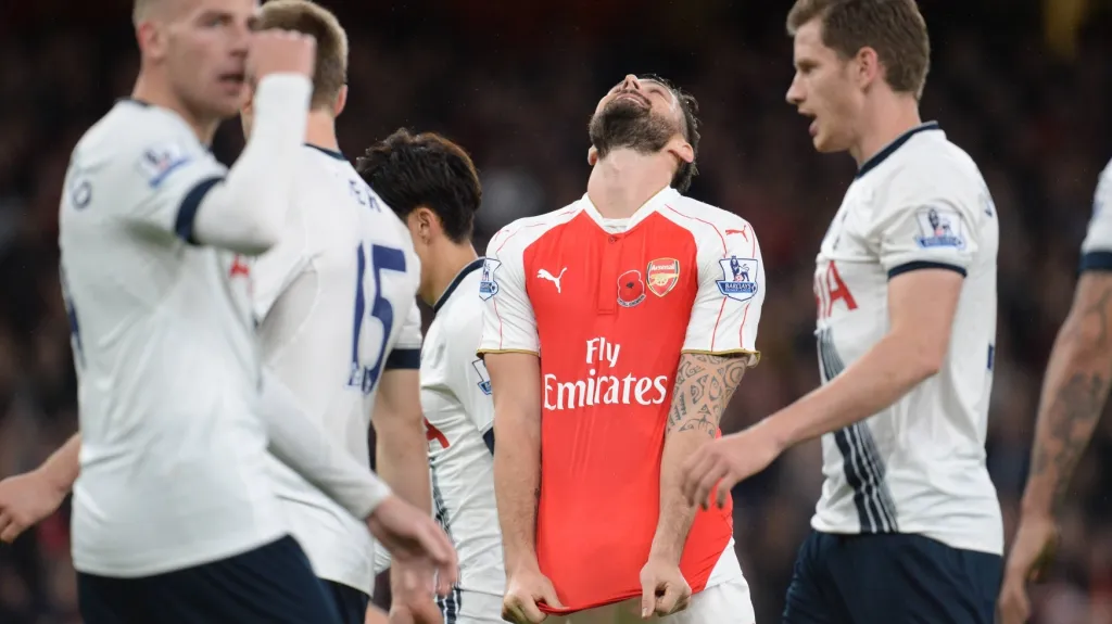 Zklamaný Olivier Giroud z Arsenalu v duelu s Tottenhamem