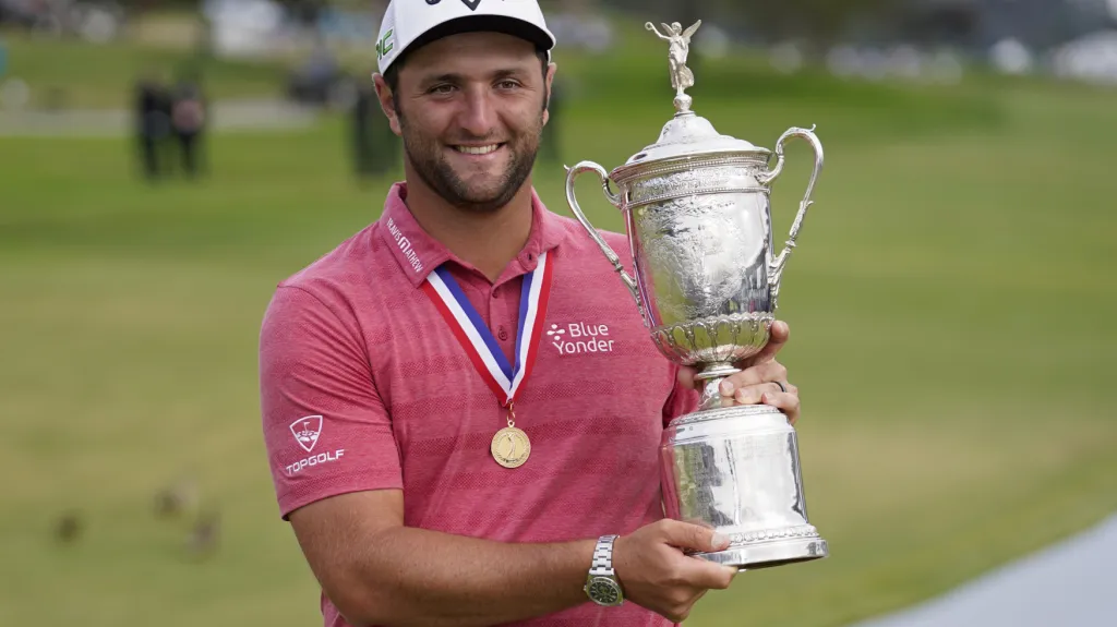 Jon Rahm s trofejí pro vítěze US Open