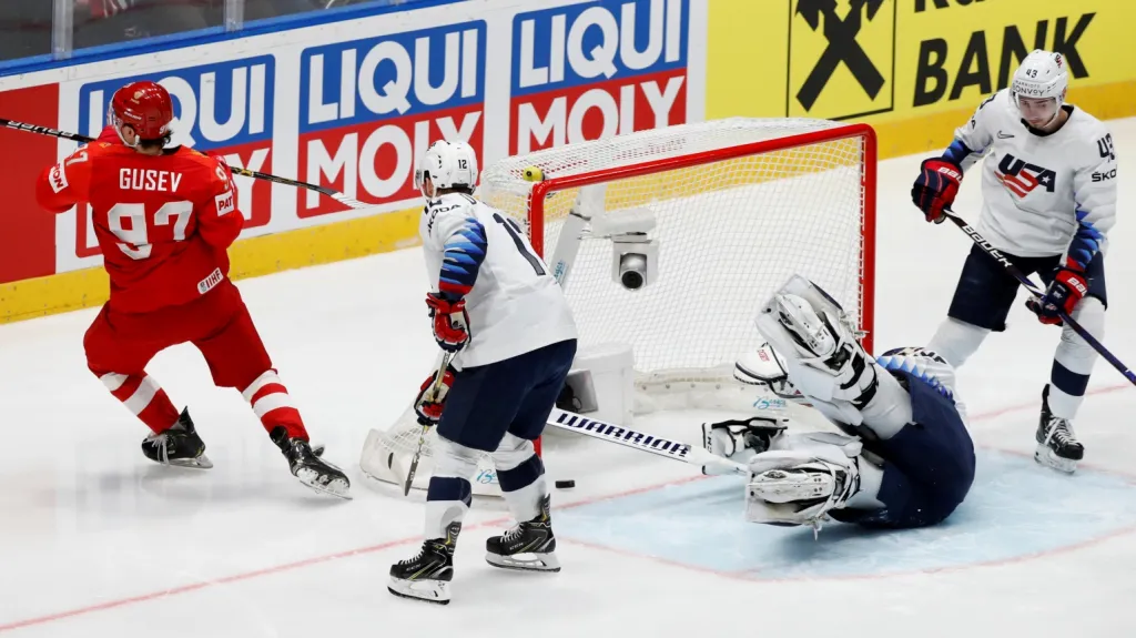 Rus Nikita Gusev střílí gól do sítě USA