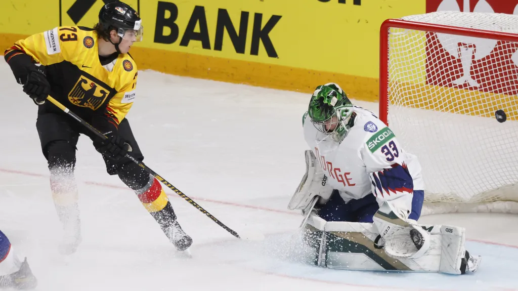 Němec Lukas Reichel střílí gól proti Norsku