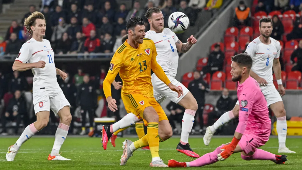 Kieffer Moore z Walesu v jedné ze šancí v utkání proti Česku