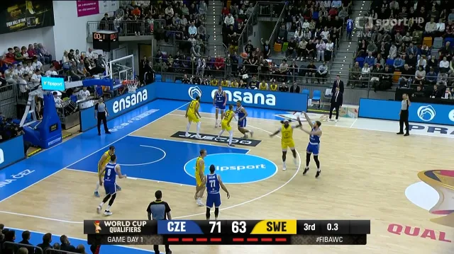 Buzzer beater v podání Jamese Karnika