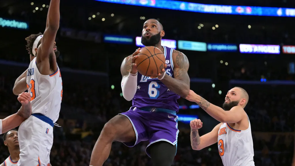 LeBron James z LA Lakers v nájezdu na koš