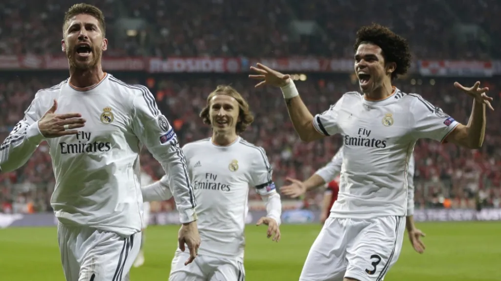 Sergio Ramos se raduje s Pepem a Modričem po gólu do sítě Bayernu