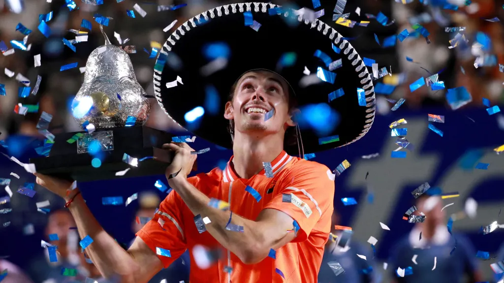 Alex de Minaur s trofejí pro vítěze turnaje v Acapulcu 