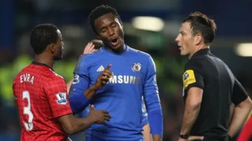 Clattenburg v diskusi s Mikelem a Evrou