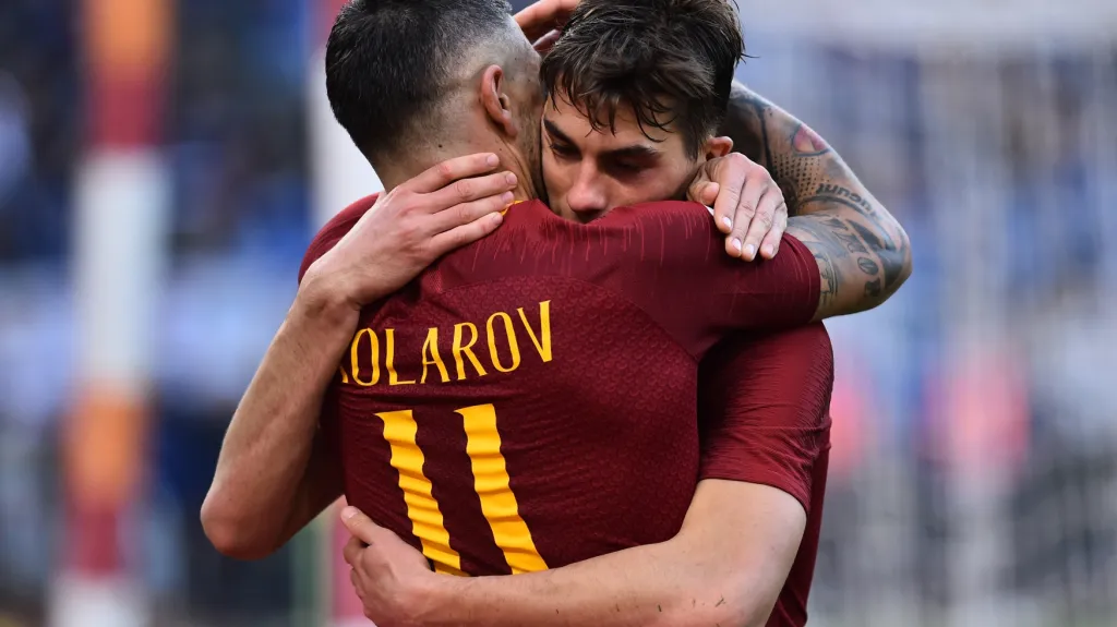 Patrik Schick (vpravo) se raduje z gólu se spoluhráčem z AS Řím Aleksandarem Kolarovem