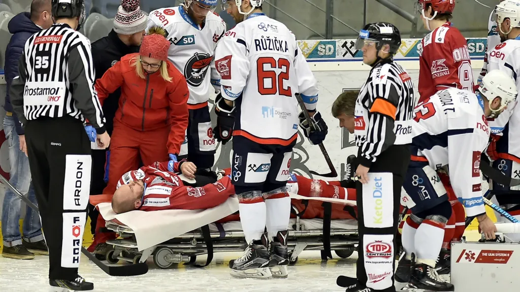 Třinecký obránce Lukáš Krajíček v péči lékařů