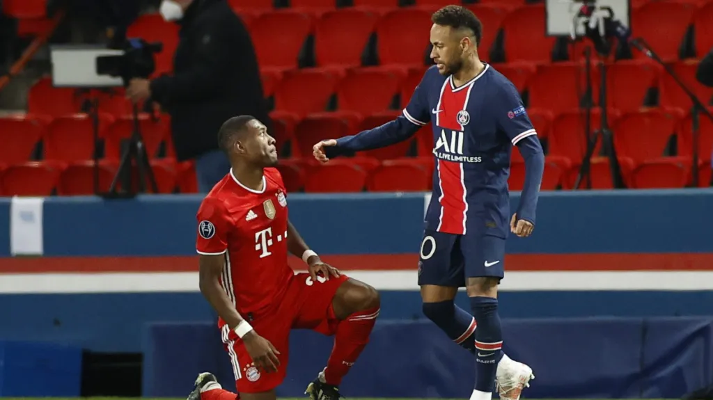 Neymar (vpravo) z PSG a David Alaba z Bayernu po utkání LM