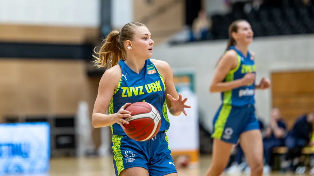 Marina Přibylová v dresu ZVVZ USK Praha