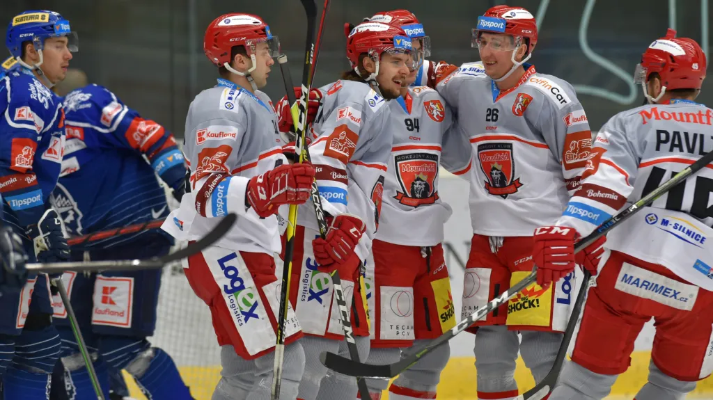 Hokejisté Hradce Králové slaví branku proti Kladnu