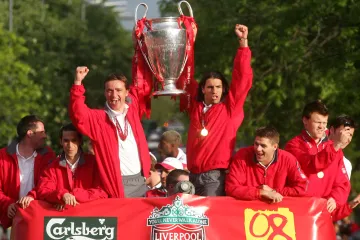 Vladimír Šmicer a Milan Baroš slaví v roce 2005 s Liverpoolem triumf v Lize mistrů