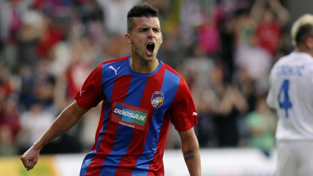 Útočník Plzně Michal Ďuriš slaví gól v síti Ruchu Chorzów