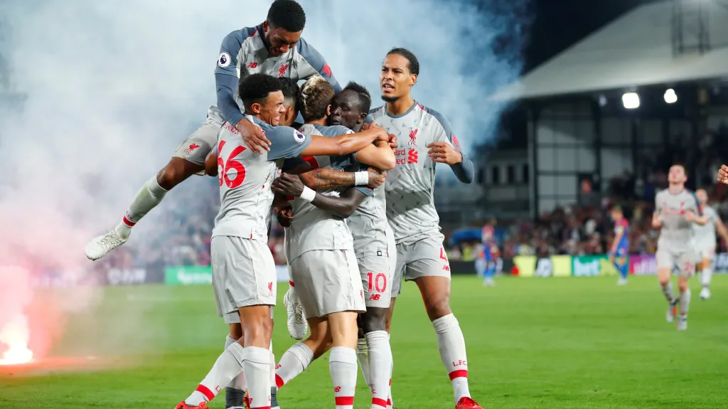 Hráči Liverpoolu slaví vstřelenou branku