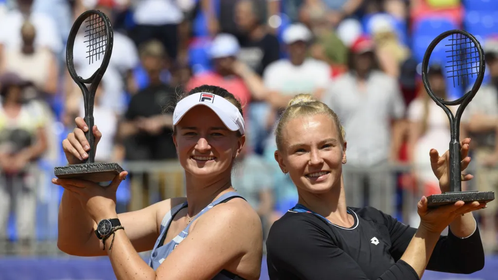 Barbora Krejčíková a Kateřina Siniaková s trofejemi z Prague Open